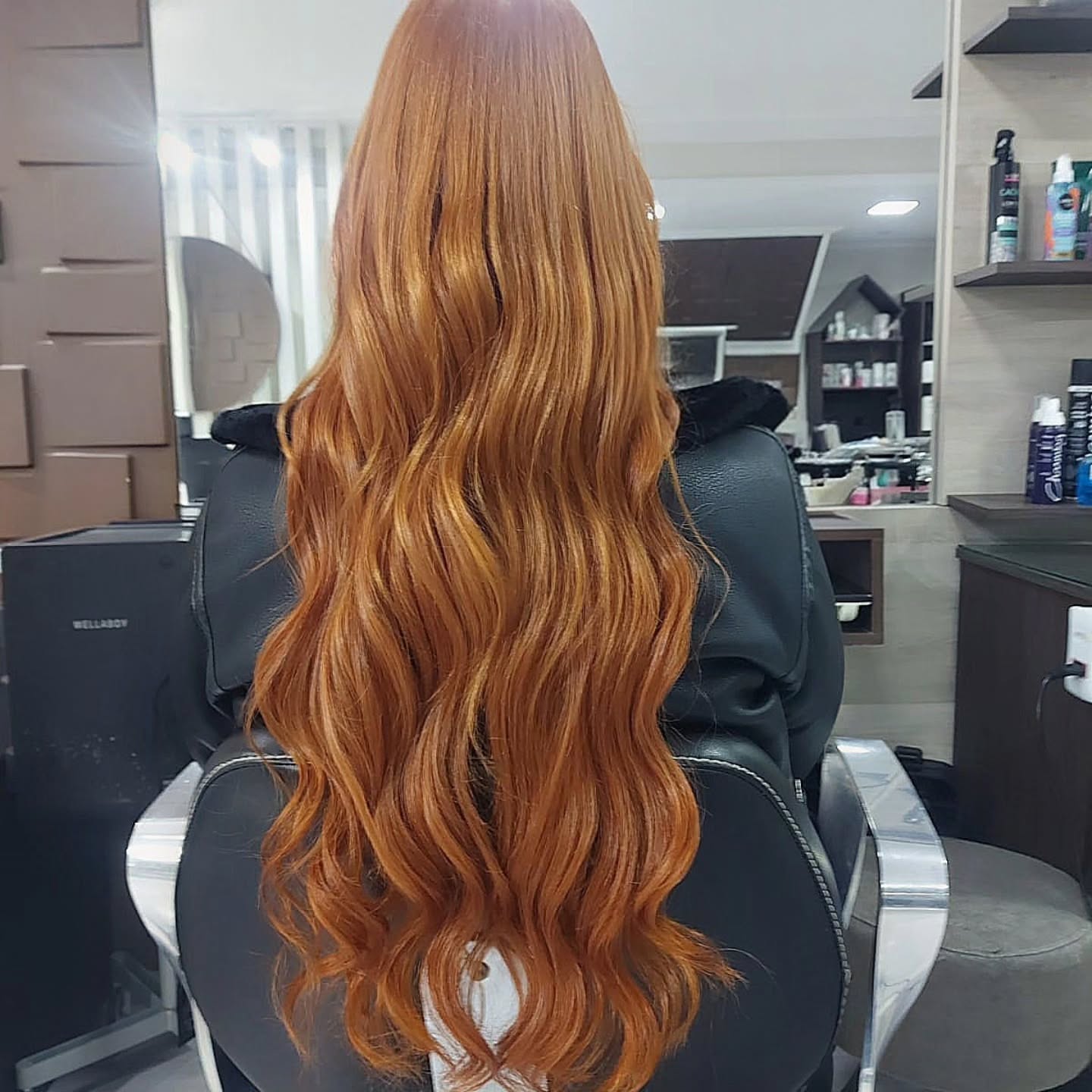 Cliente com mega hair ruivo ondulado