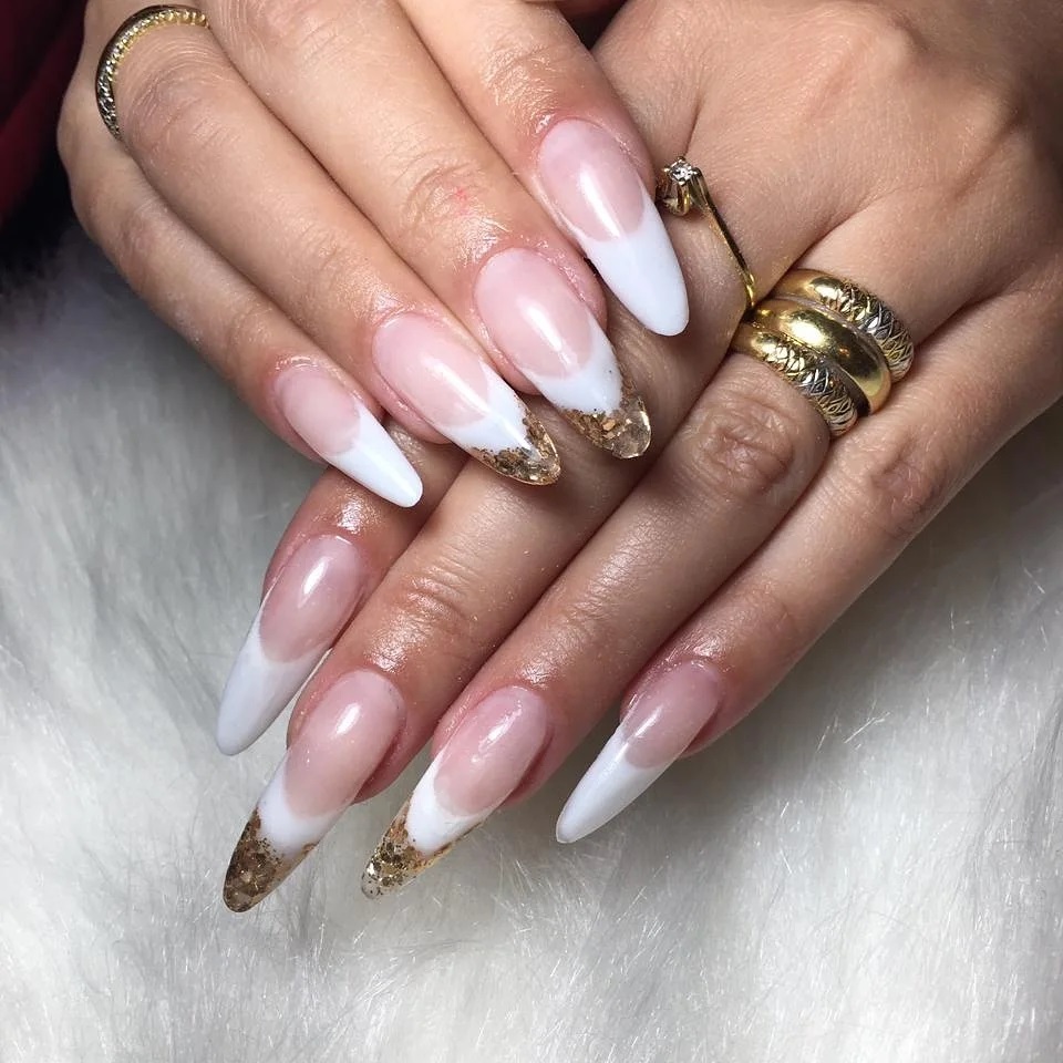 Unhas com nail art dourado